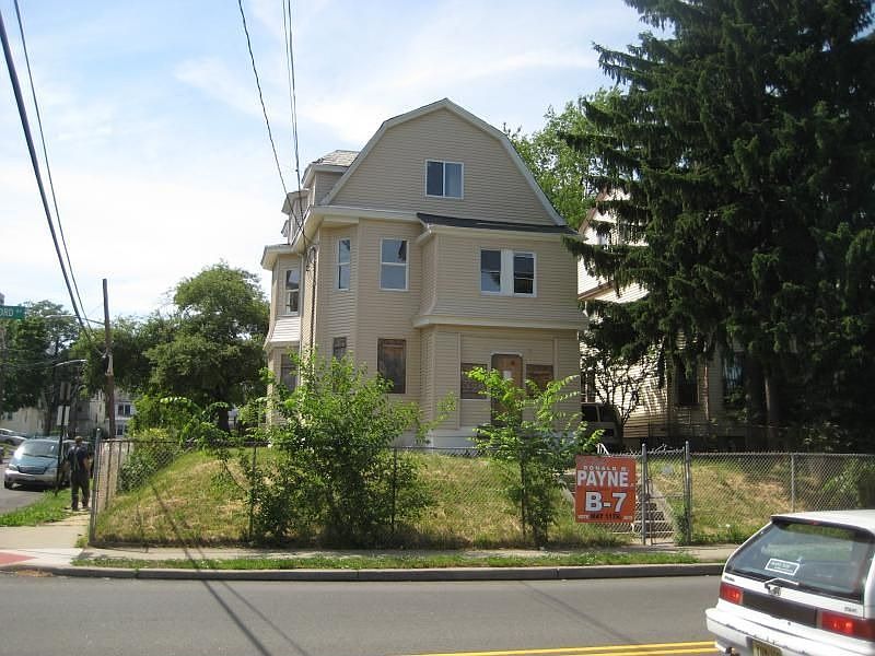 1st image of 623-625 Sandford Ave