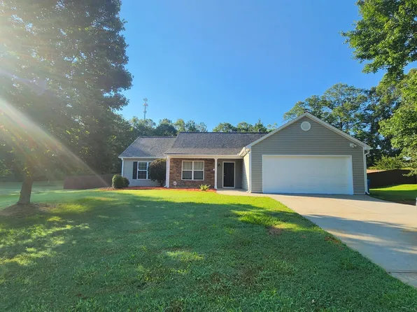 227 Creekdale Dr, Commerce, GA 30529