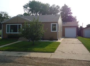 1012 8th St SE, Minot, ND 58701