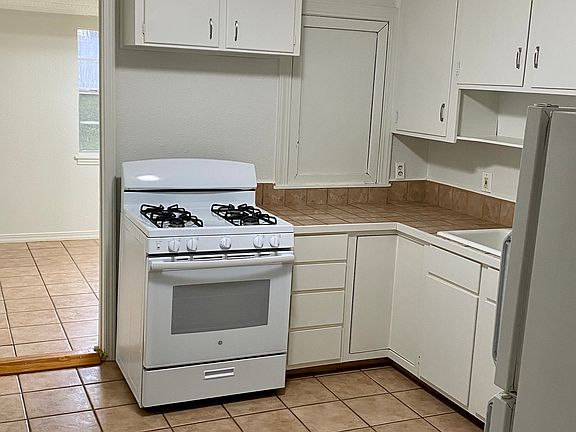 3rd image of 4937 Royal Dr