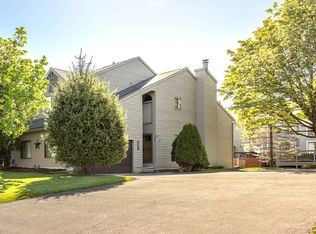8253 Honeysuckle Dr, Liverpool, NY 13090