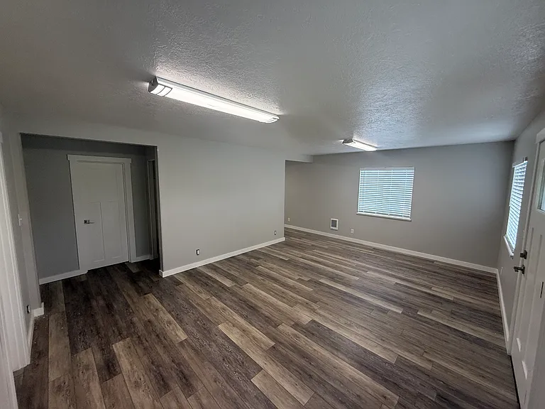 490 N Pine St — Photo 10