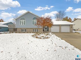 1715 S Lorne Ln, Sioux Falls, SD 57106