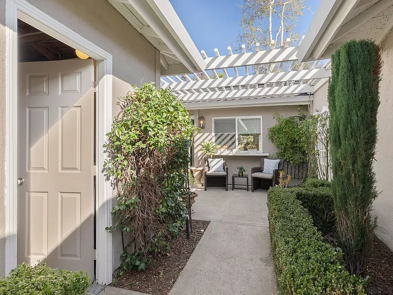1141 Holly Oak Cir — Photo 16