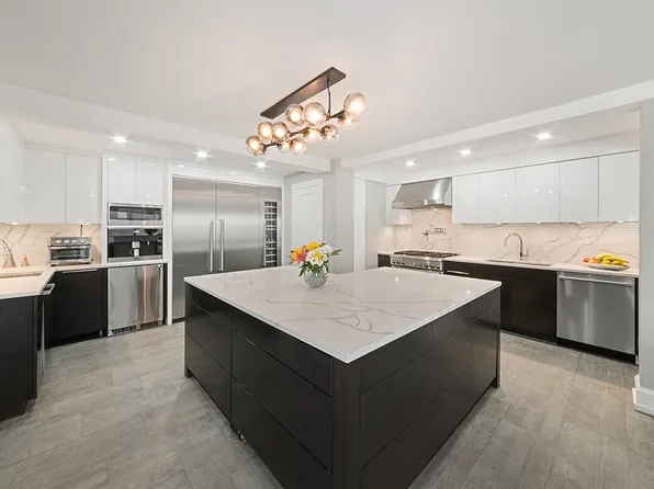 240 East 55th Street image 2 of 19