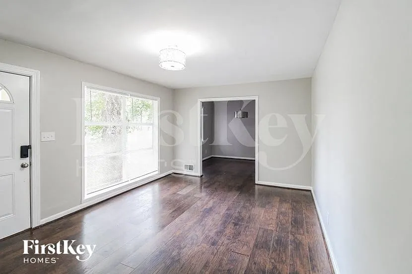 3 bed, 2.0 bath, 1125 sqft, $1,840 — Photo 2