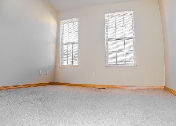 4th image of 2853 W Hillshire Dr