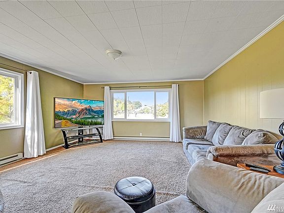 5th image of 925 300th St NE