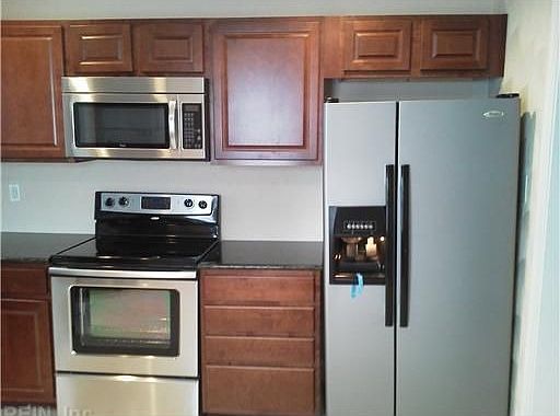 3rd image of 1045 Earl St