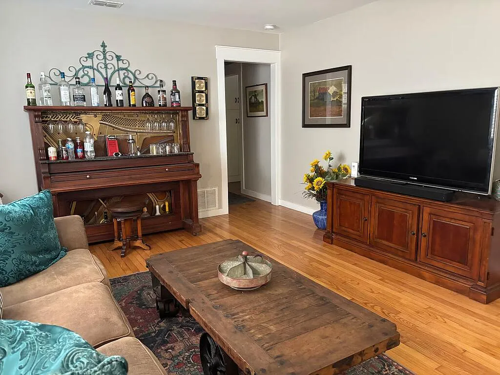 3 bed, 1.0 bath, 1286 sqft, $2,550 — Photo 4