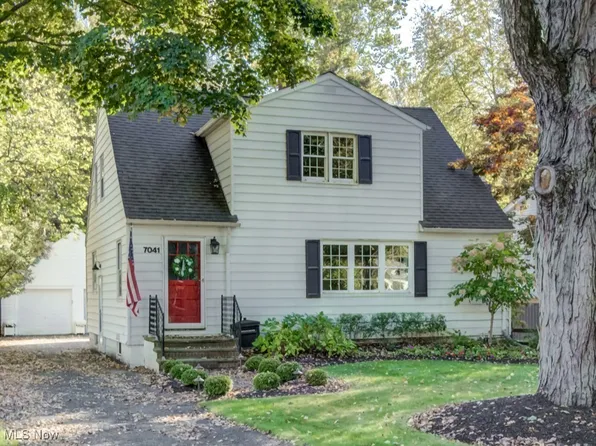 7041 Oak St, Chagrin Falls, OH 44022