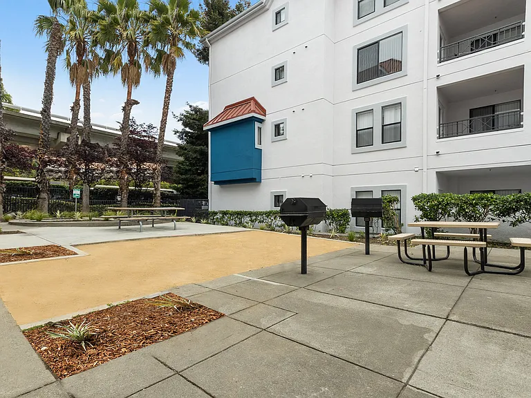 Del Norte Place Apartment Homes — Photo 18