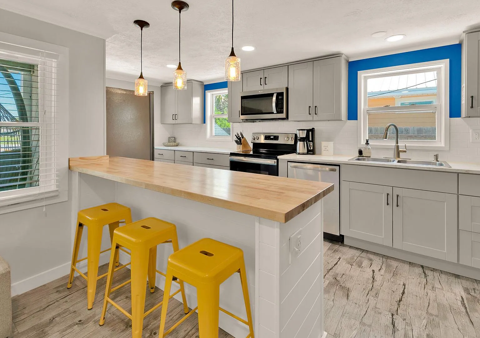 22615 Hilltop Ave — Photo 3