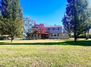 72 Hampton Rd, Pittstown, NJ 08867