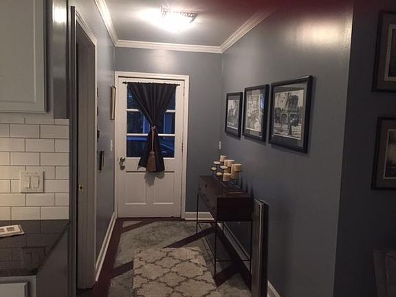 Private entrance - Foyer.
