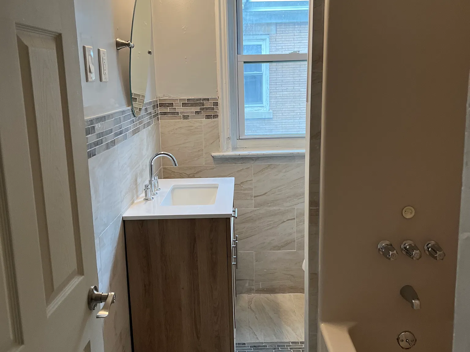 3 bed, 900 sqft, $2,300 — Photo 3