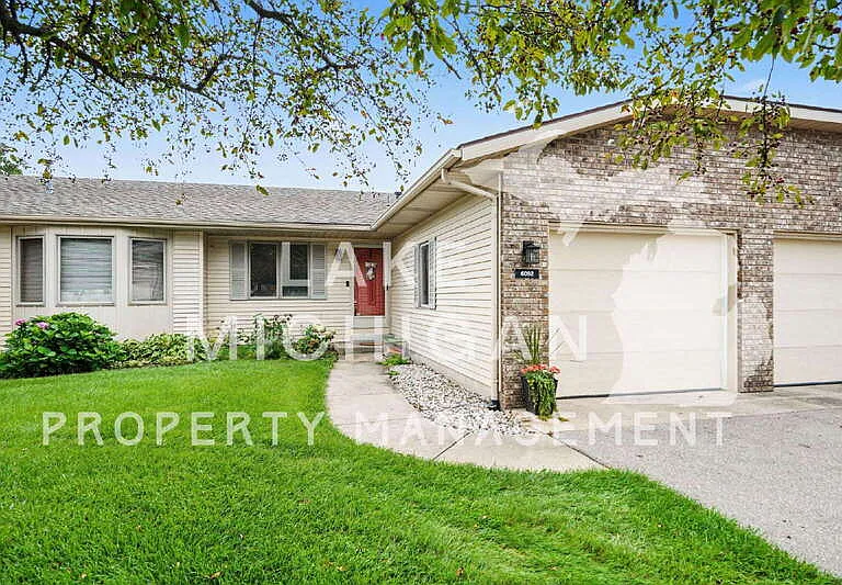 6092 Pebble Dr — Photo 2