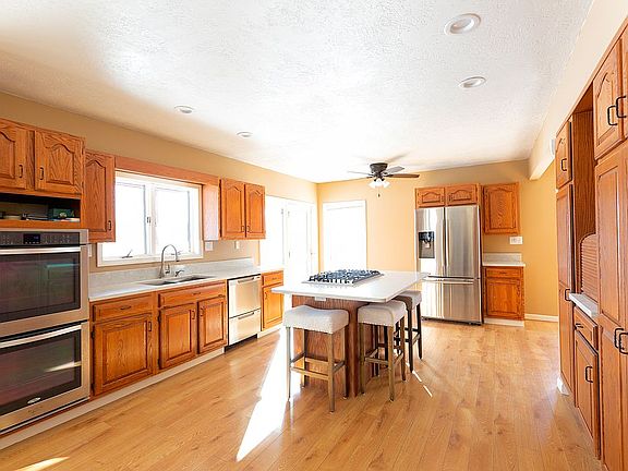 Kitchen w/dual oven, quartz