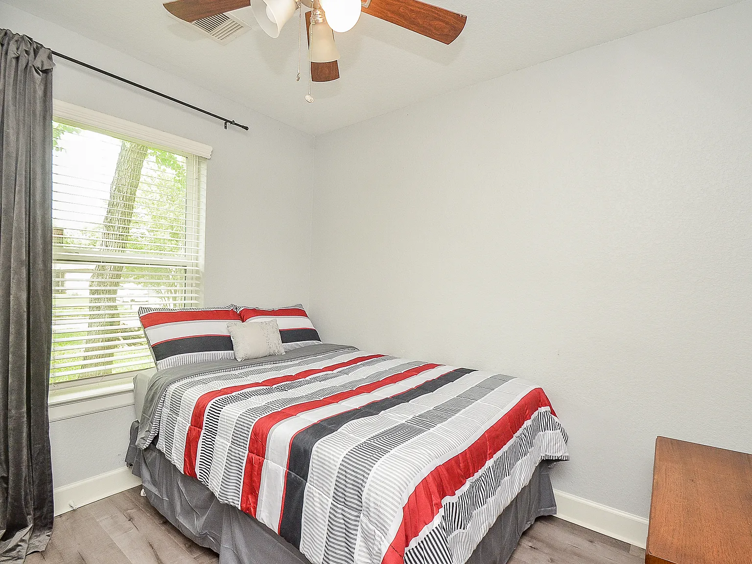 3 bed, 1230 sqft, $4,300 — Photo 4