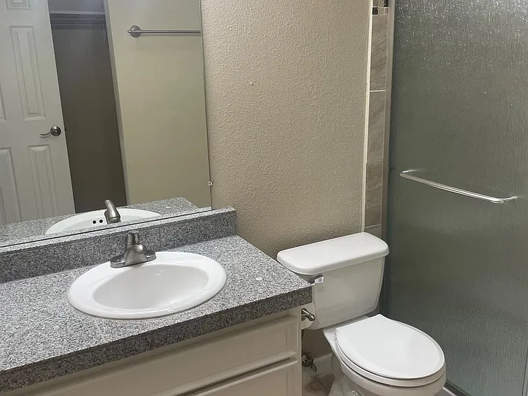 400 W 35th St #202 — Photo 11