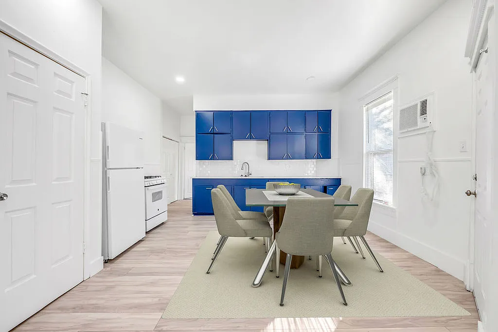 526 W Munson St — Photo 2