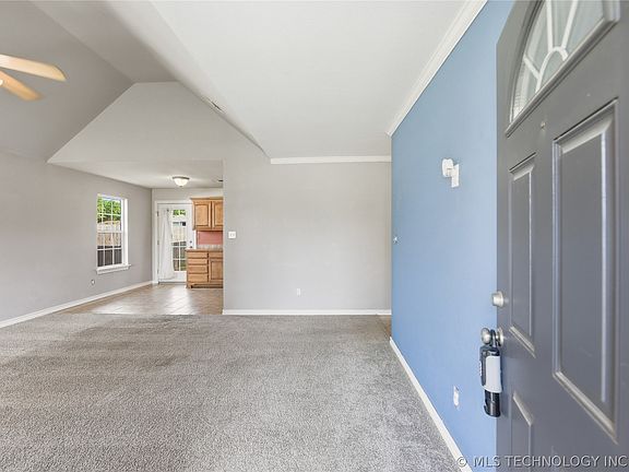 3rd image of 409 E Pine St