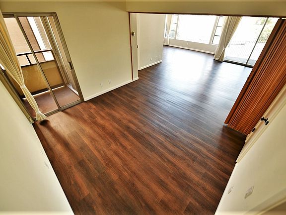 4th image of 5401 Broadway Ter #103