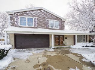 2400 Happy Hollow Rd, Glenview, IL 60026
