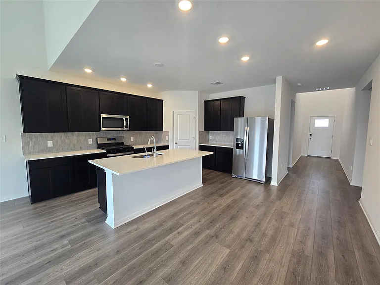 715 Universal Dr — Photo 8