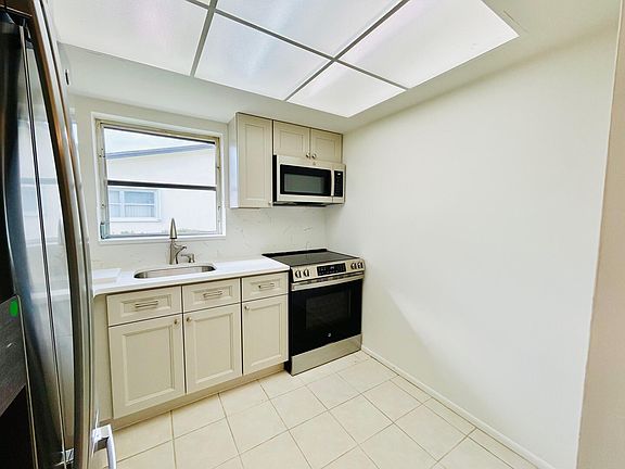 5th image of 2878 Ashley Drive E #G