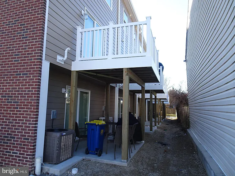 208 W 9th St — Photo 17
