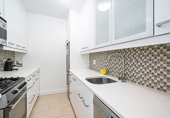 4th image of 62 W 62nd St APT 8G