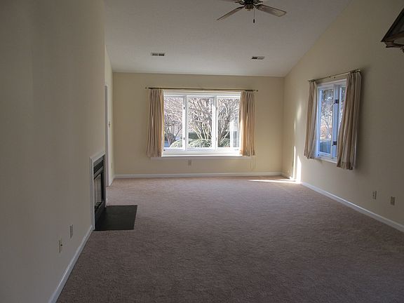 Living room w/new carpet