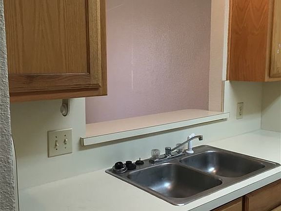 3rd image of 1418 W Oak St APT 100