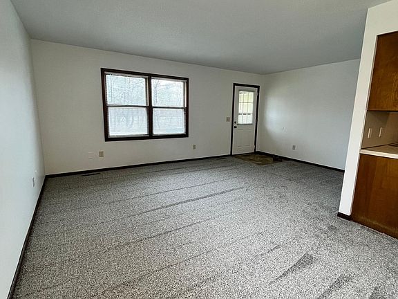 3rd image of 907 Royce Ave