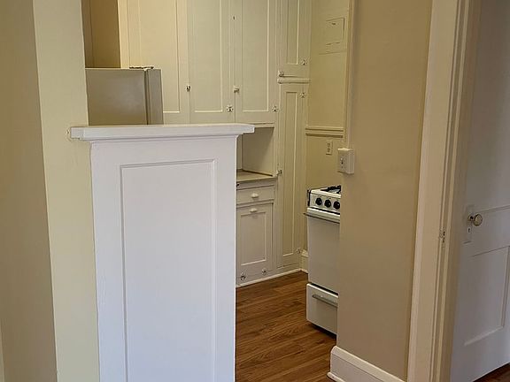 3rd image of 610 W Franklin Ave #211