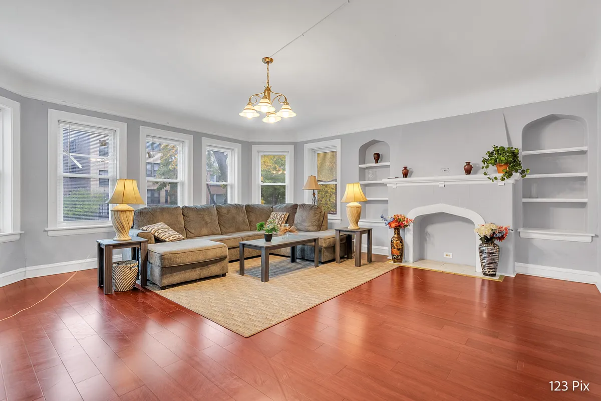 Photo 1 of 13 - 6323 N Francisco Ave #1 - Chicago, IL Primary Photo - 6323 N Francisco Ave #1