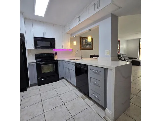 Building Photo - 10501 W Broward Blvd #302
