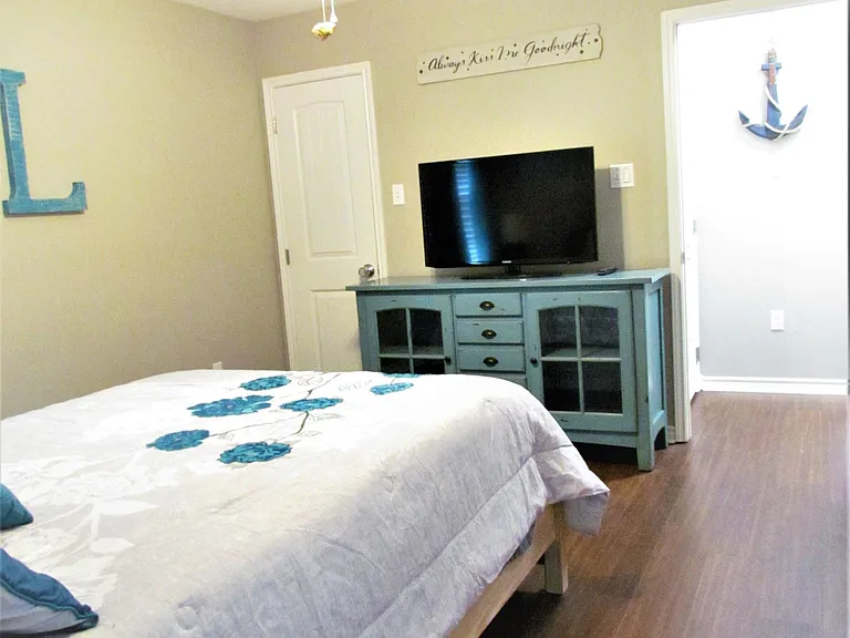 1024 S Live Oak St — Photo 3
