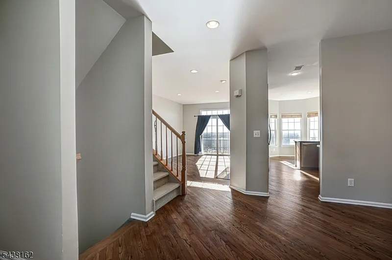 3 bed, 2.5 bath, 2200 sqft, $4,400 — Photo 2