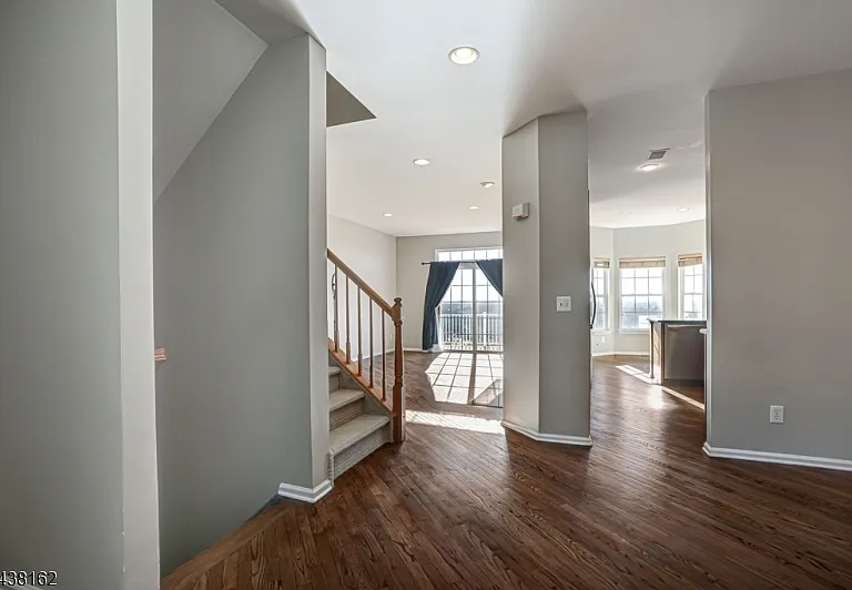 1039 Shadowlawn Dr — Photo 2