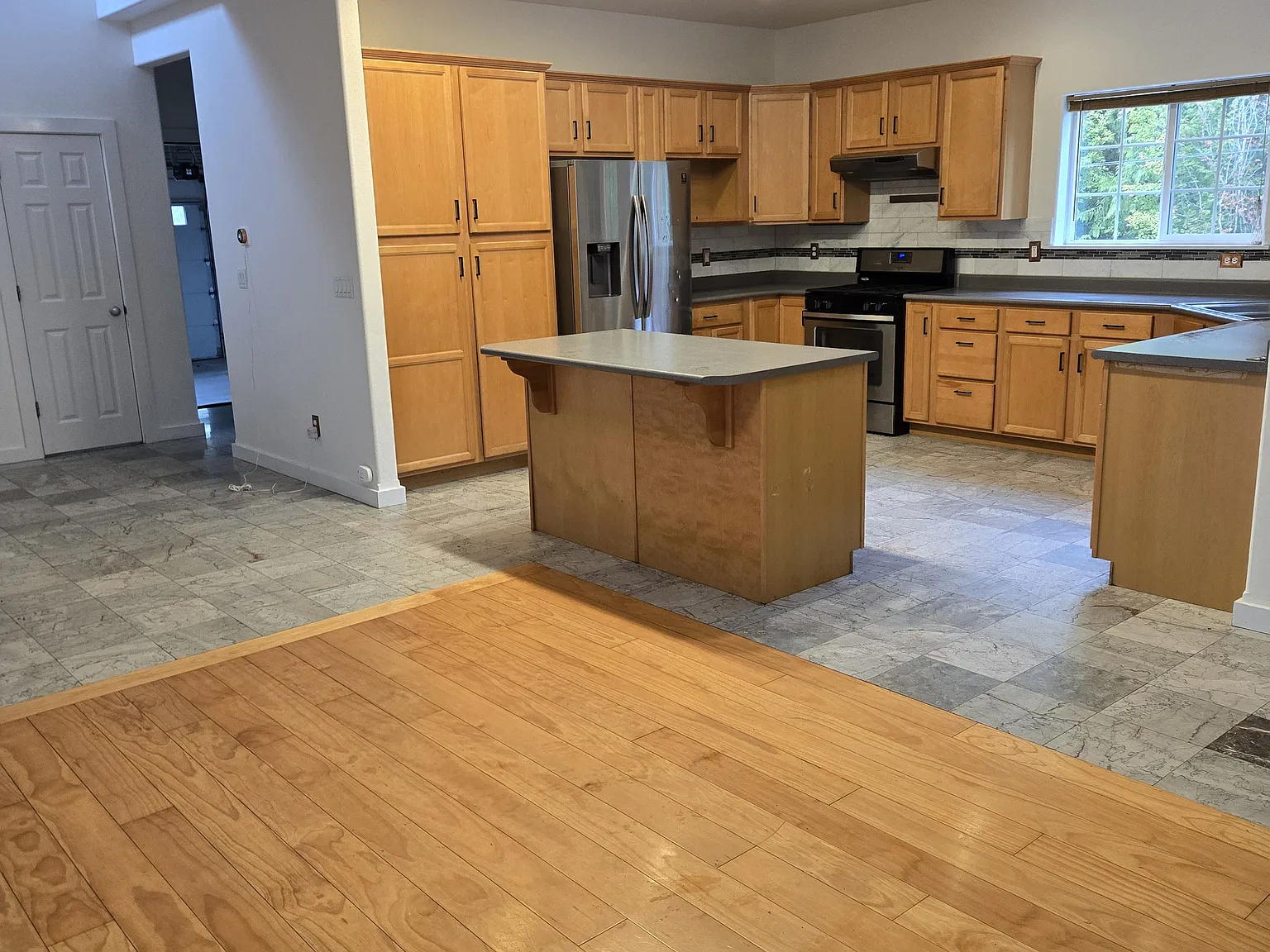 4 bed, 2.5 bath, 2142 sqft, $3,600 — Photo 3
