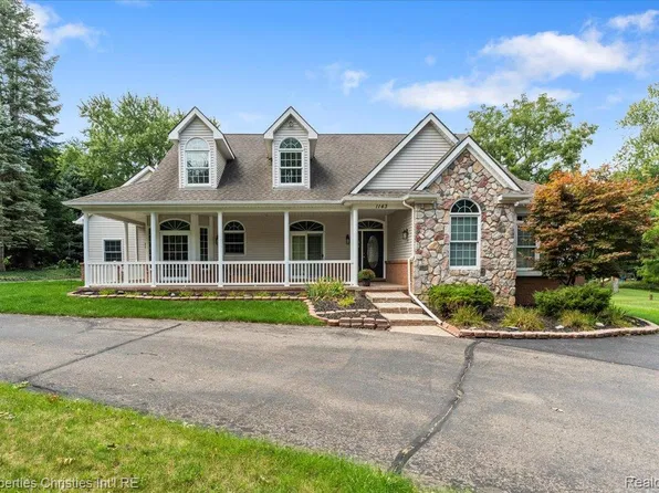 1143 Brewster Rd, Rochester Hills, MI 48306