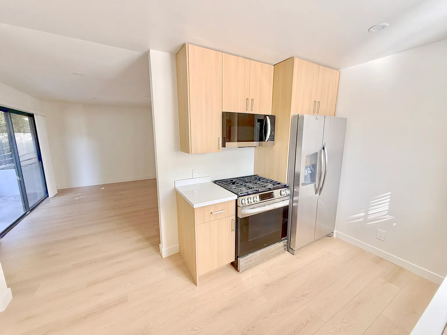 2 bed, 990 sqft, $4,595 — Photo 3