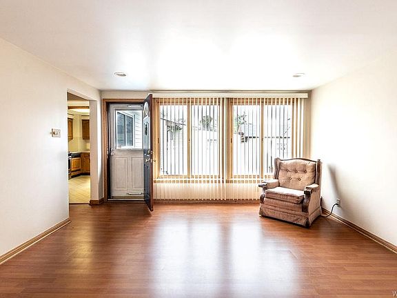 4th image of 202 Hoover Ave