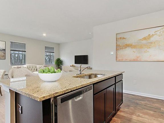 5th image of 138 Woodford Dr