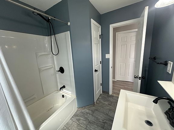 5th image of 181 Gibson St