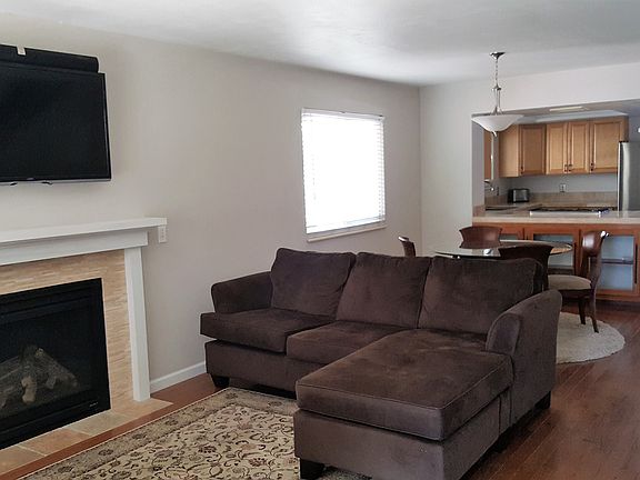 Living room w/gas fireplace