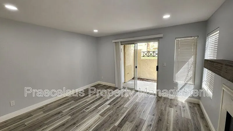 2 bed, 2.0 bath, 956 sqft, $2,750 — Photo 2