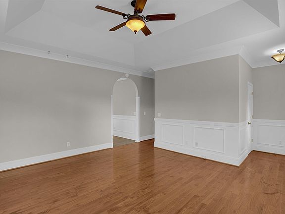 5th image of 107 Hook Ave